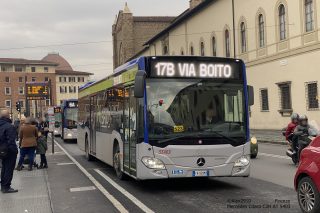 Il conducente dell'autobus che effettua una delle fermate più importanti di Firenze