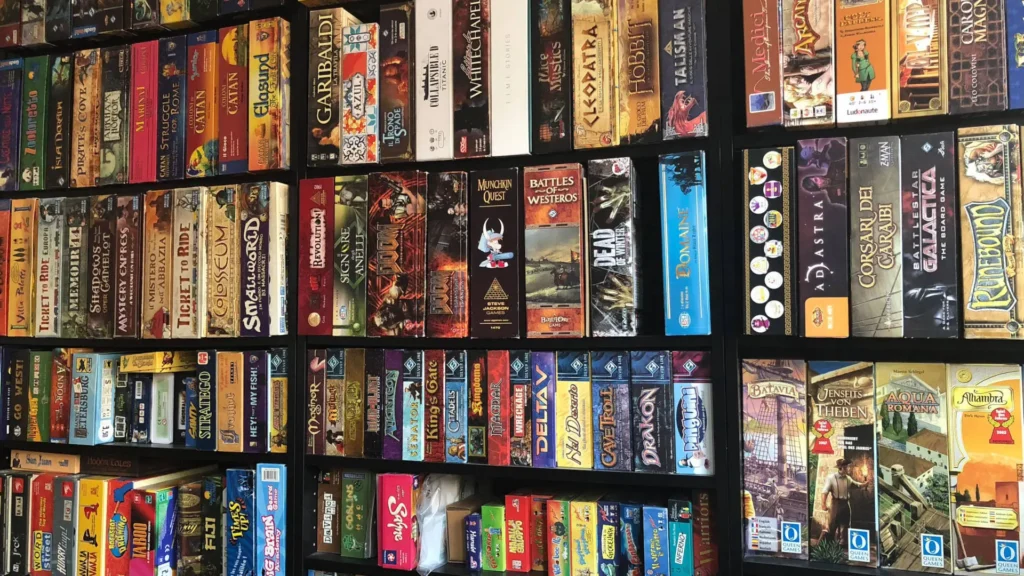 Scaffale dove è impossibile trovare il miglior gioco da tavolo