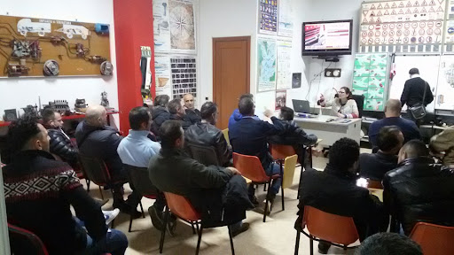 Una classica lezione di scuola guida per diventare conducente dei bus